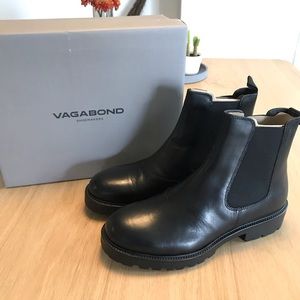 Brand new in box Vagabond Kenova chelsea boots. Women’s size 39 EU/ 9 US. Black